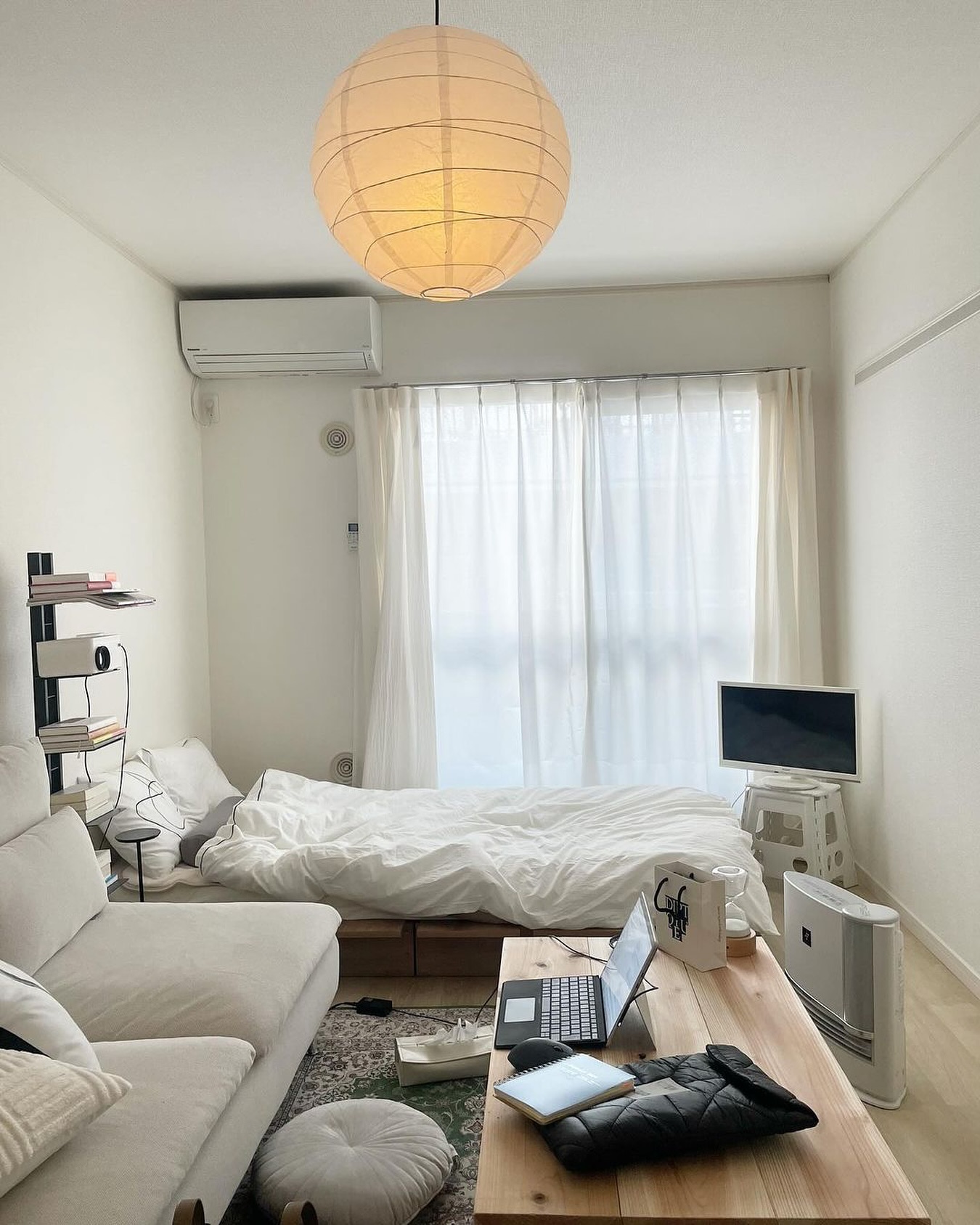 before → after
引越しがしたくなる投稿をご紹介!
1K8帖のおしゃれなお部屋です!
シンプルで洗練されたデザインが素敵です!
低めのテーブルが部屋を広く感じることができて、
リラックスがとてもできる空間になってます!
左の本棚にプロジェクターを設置するのがいいですね
掲載許可ありがとうございます
@_ici____
▽ ▽ ▽ ▽ ▽ ▽ ▽ ▽
今日は家でリモートワーク
洗濯して、
コーヒー淹れて、
お昼に出来立てのパスタを食べる
でも動いて無さすぎるから
今からストレッチする
△ △ △ △ △ △ △ △
#インテリア